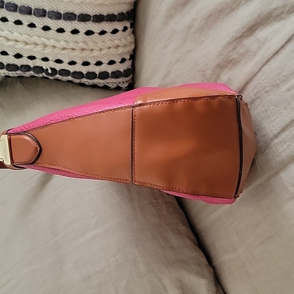Jones New York Signature Ruby/Carmel Colorblock faux leather bag. Back zipper. - Picture 5 of 15